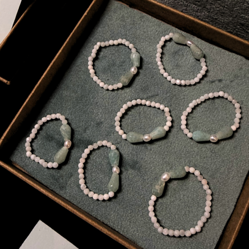 Delikatny pierścionek z amazonitu, naturalnej perły i kamienia księżycowego..png