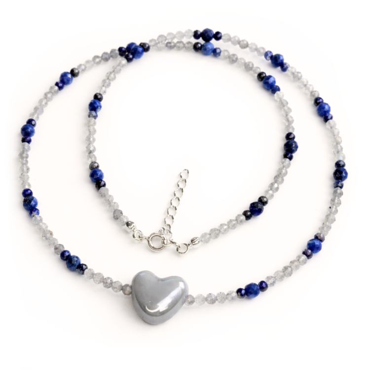 Naszyjnik z ceramicznym sercem, labradorytem i lapis lazuli – srebro 925.png