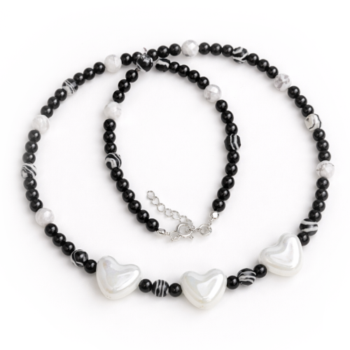 Naszyjnik z ceramicznymi serduszkami, czarnym turmalinem i howlitem.png