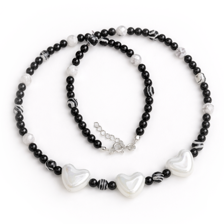 Naszyjnik z ceramicznymi serduszkami, czarnym turmalinem i howlitem.png