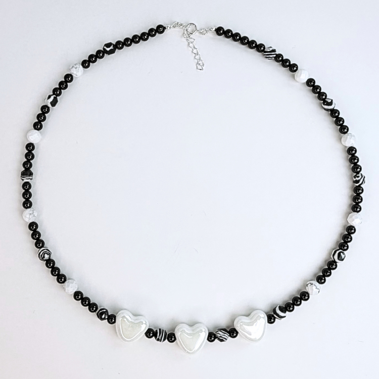 Naszyjnik z ceramicznymi serduszkami, czarnym turmalinem i howlitem 925.png