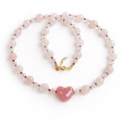 Naszyjnik z kwarcu różowego, jadeitu i fosfosyderytu z ceramicznym sercem – srebro 925 pozłacane.png
