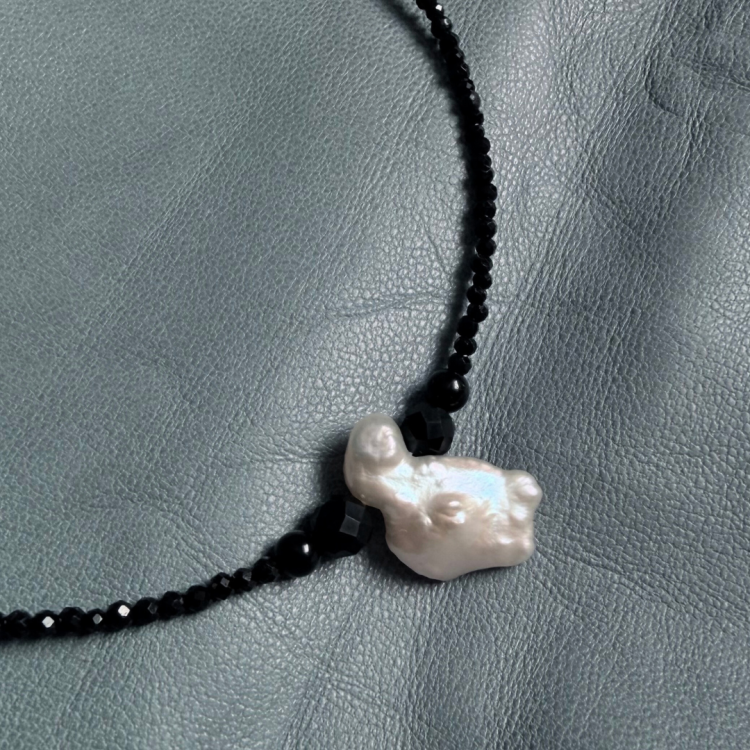 Naszyjnik z perłą barokową i czarnym turmalinem srebro.png