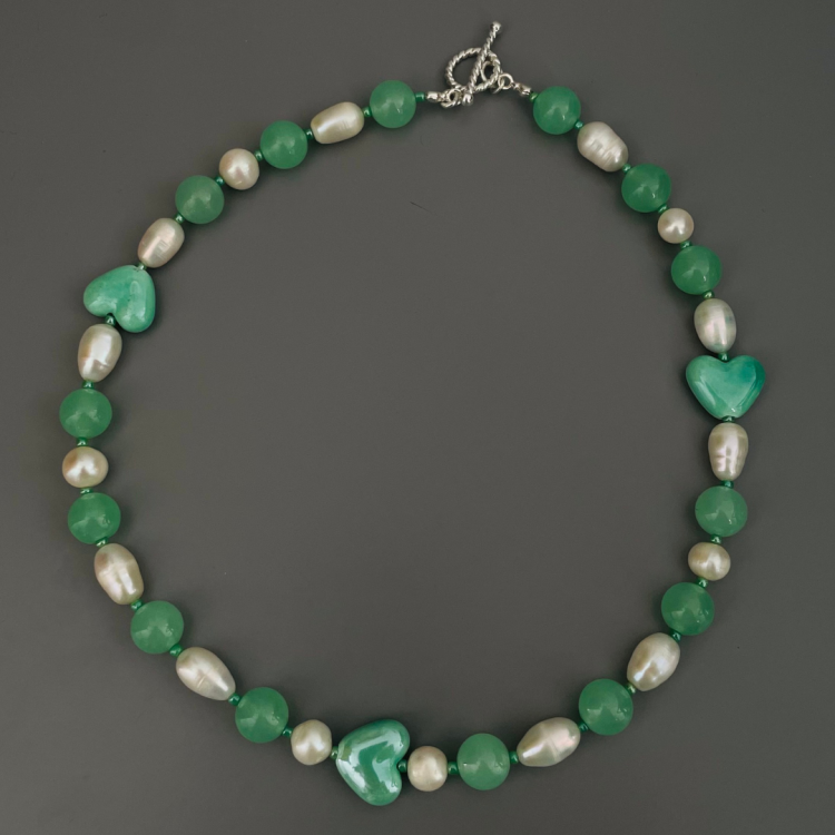 Srebrny naszyjnik 925 z jadeitem, naturalnymi perłami i ceramicznymi serduszkami.png