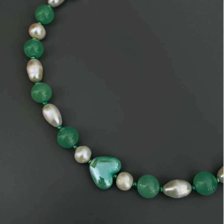 Srebrny naszyjnik 925 z jadeitem, naturalnymi perłami i serduszkami.png