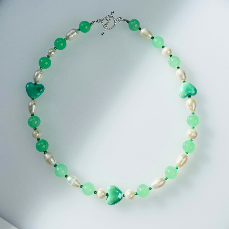 Srebrny naszyjnik  z jadeitem, naturalnymi perłami i ceramicznymi serduszkami 925.png