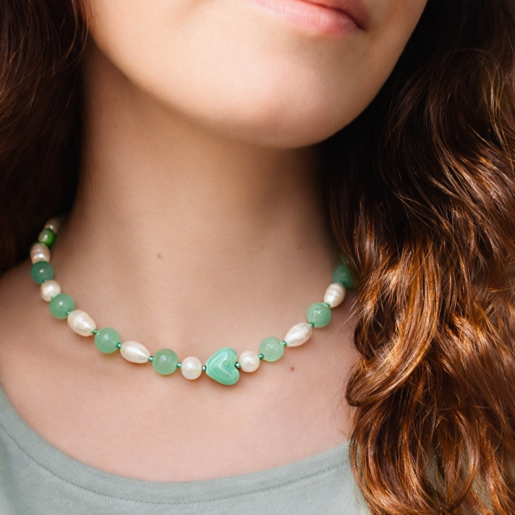 Srebrny naszyjnik 925 z zielonym jadeitem, naturalnymi perłami i ceramicznymi serduszkami.png