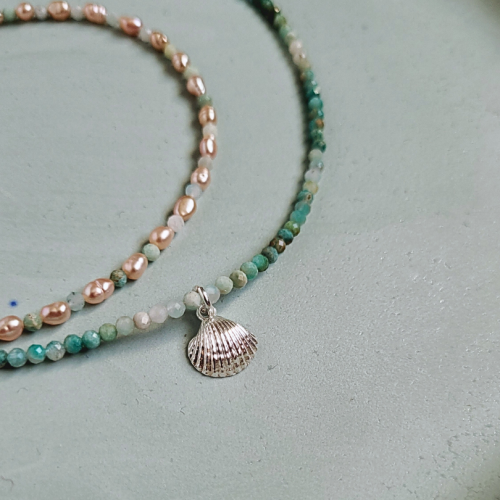 Naszyjnik z amazonitem, perłami i zawieszką z muszli 925.png