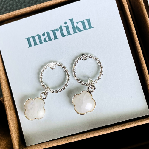 Srebrne 925 Kolczyki Skręcane Koła z Kryształem Górskim.png