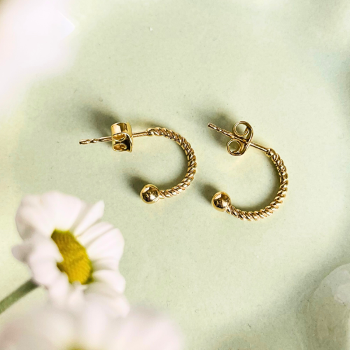 Pozłacane kolczyki półkola z kulką – subtelna elegancja.png