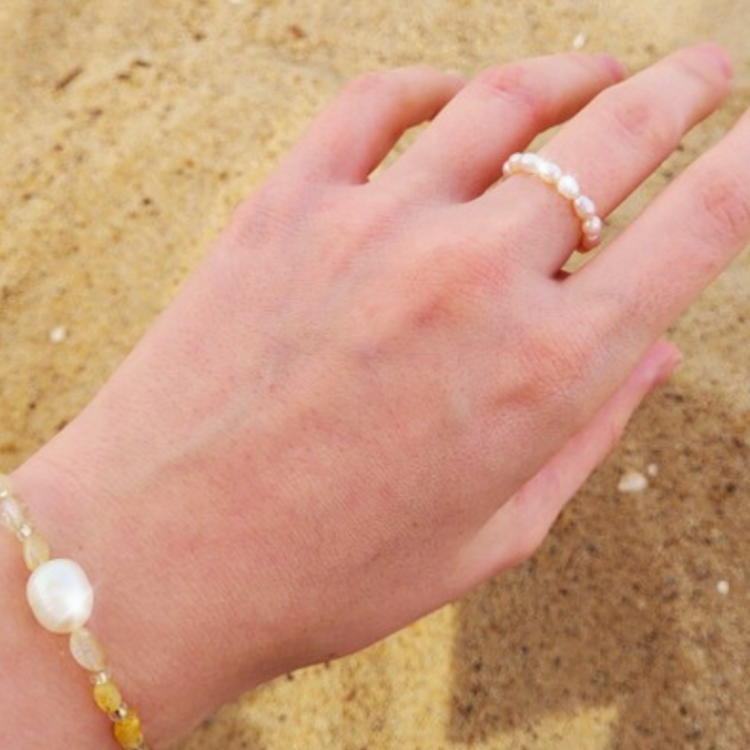 Perełkowy Pierścionek na Gumce elastyczny perły naturalne.png