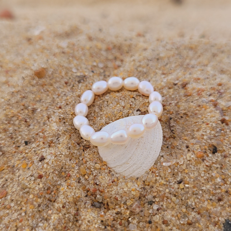 perły naturalne pierścionek na gumce jubilerskiej.png