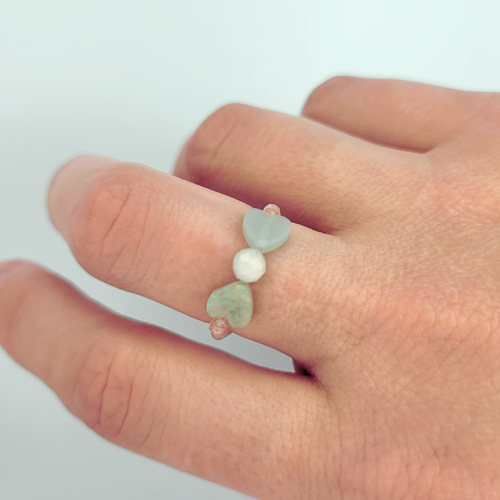 Pierścionek „Letnie Serce” z amazonitu, akwamarynu i truskawkowego kryształu górskiego.png