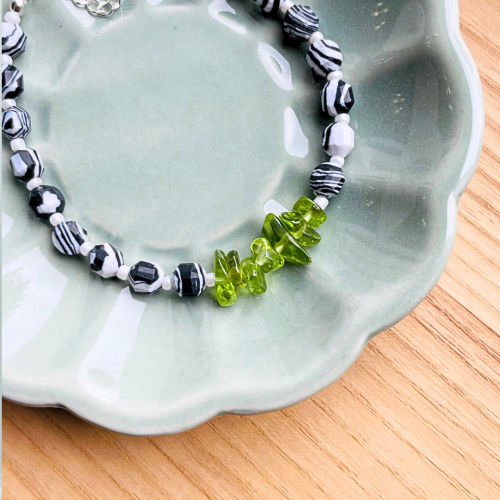 Bransoletka oliwin zebra stone - elegancka biżuteria z naturalnych kamieni.png